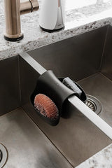Umbra Saddle Sink Caddy – Flexible Rubber Kitchen Sink Sponge Holder & Dish Brush Organizer, Black